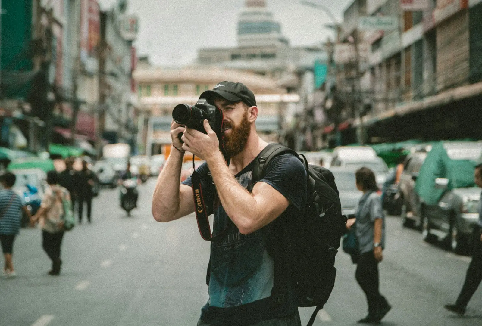 Fotograaf kijkt door de zoeker van een spiegelreflexcamera