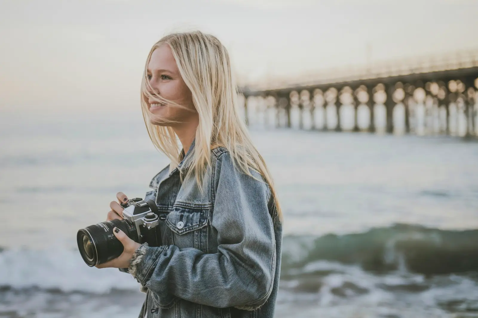 Fotograaf met camera aan de waterkant