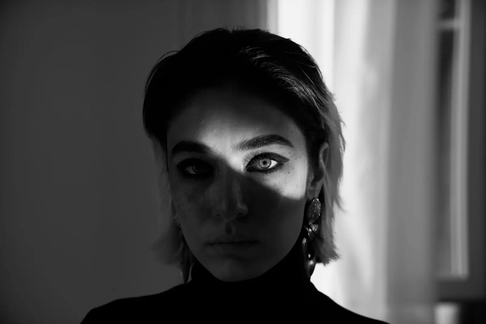 Zwart-witportret van een vrouw, close-up